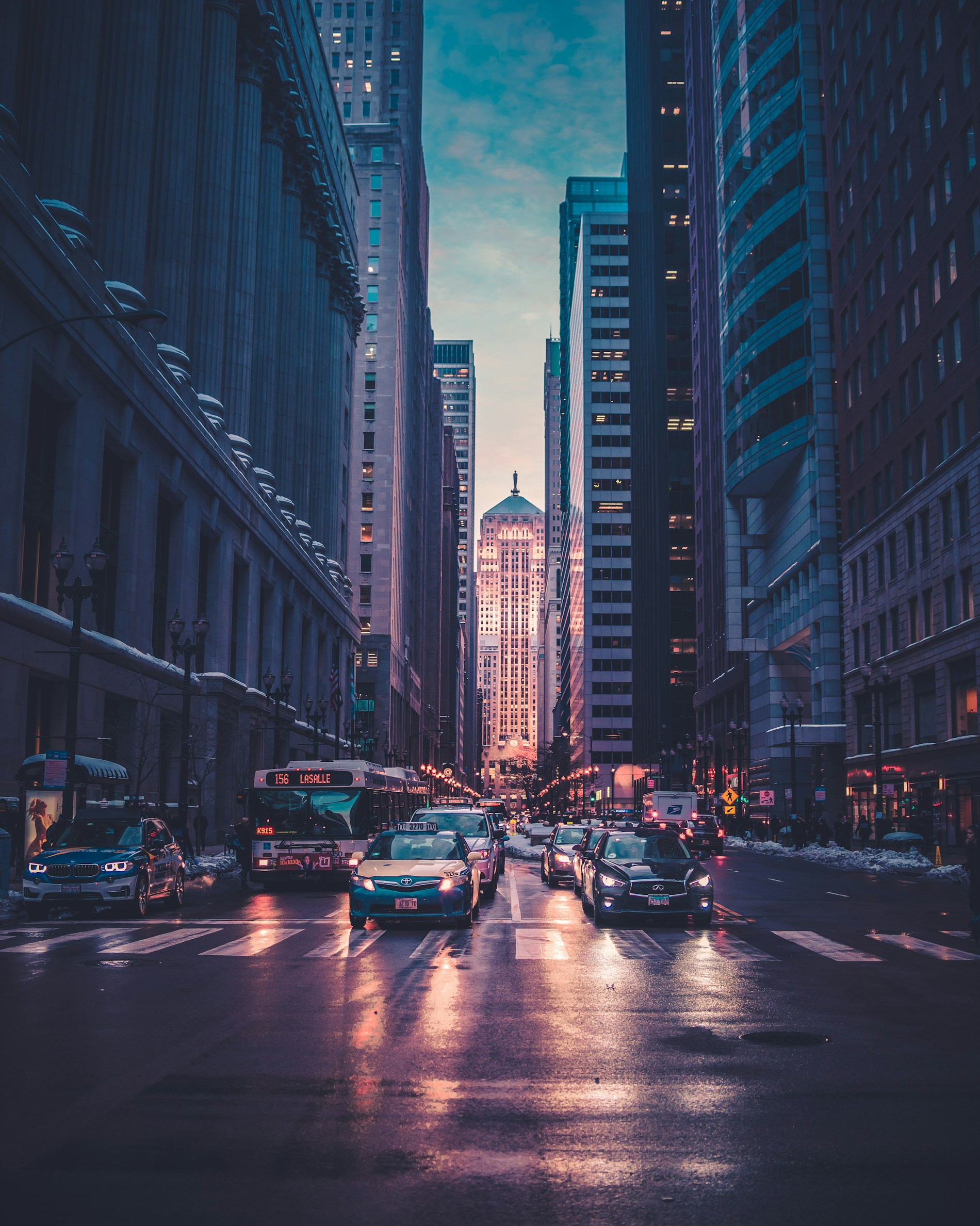 Edifícios e ruas de uma cidade ao anoitecer